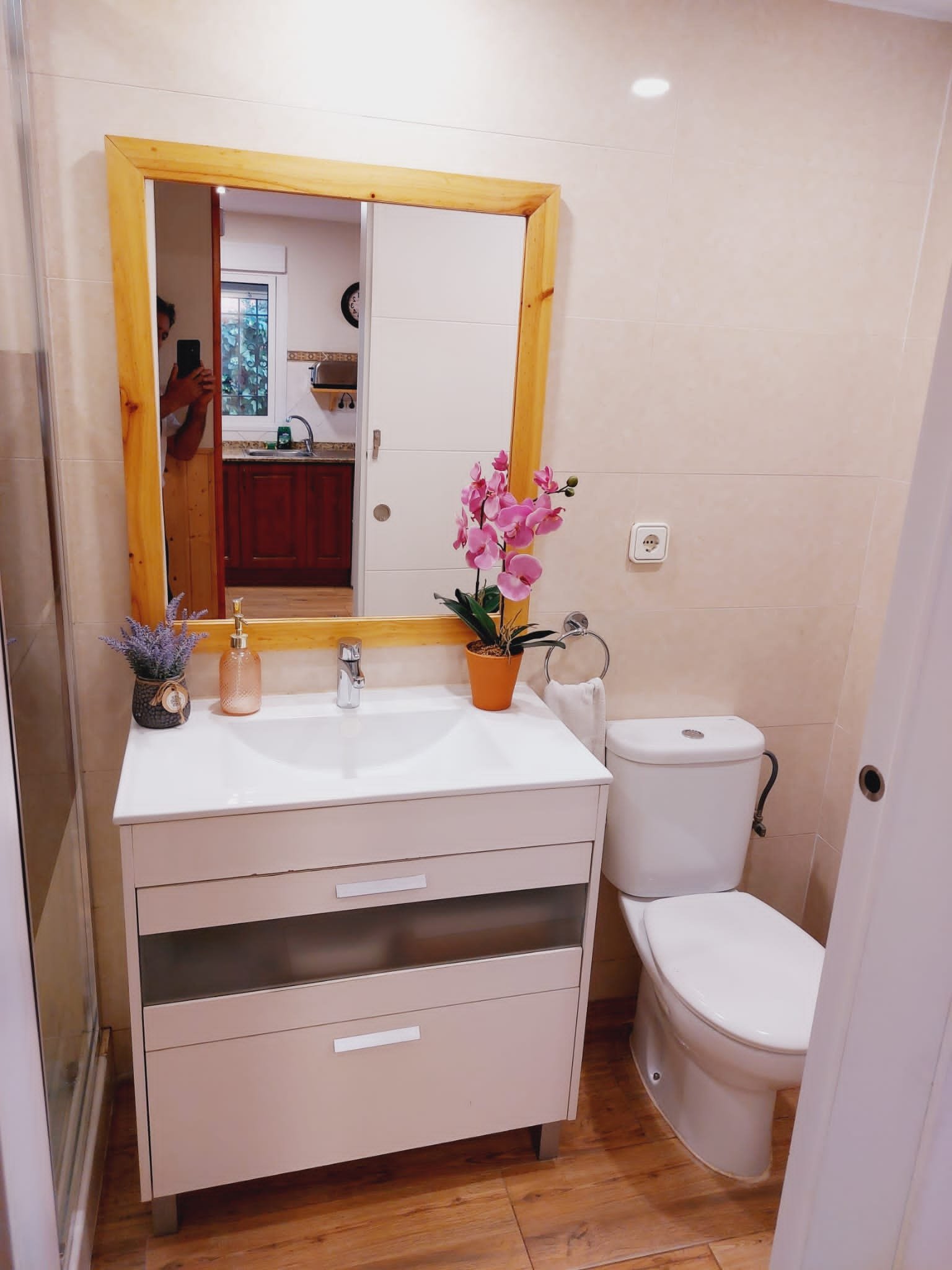 Dormitorio y detalle del alojamiento