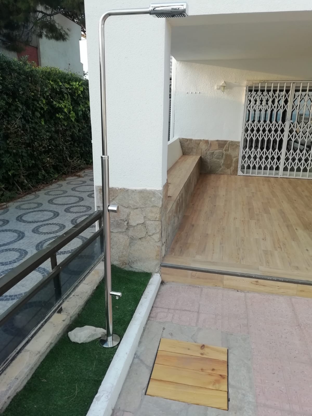 Terraza y acceso exterior de la casa